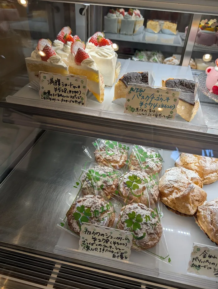 ケーキハウス カスカワ 店内のショーケースと手書きPOP