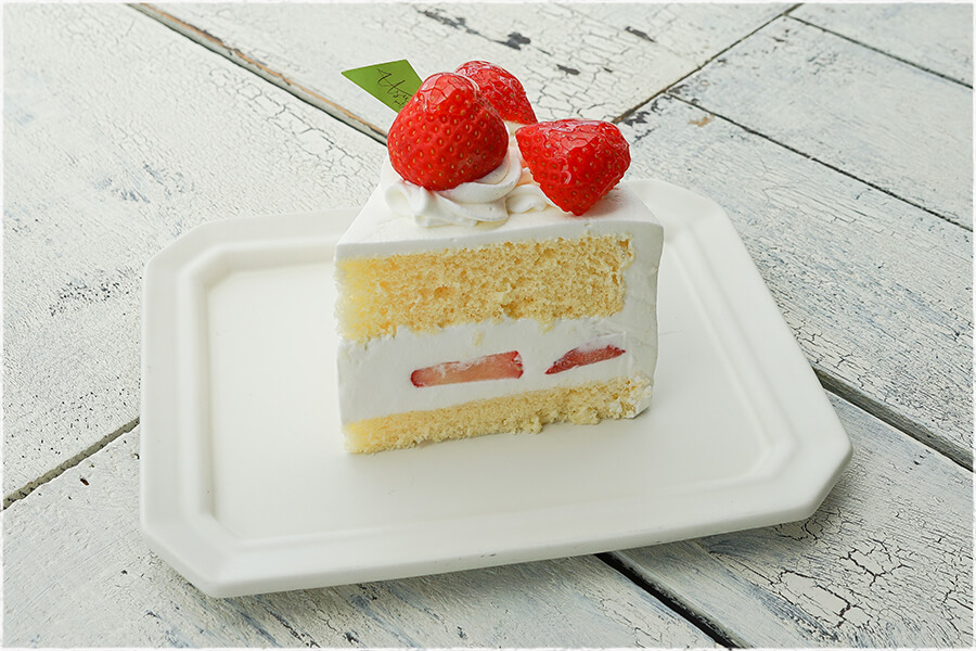 菓志工房うすながのいちごショート。旬のいちごと自慢の生クリーム