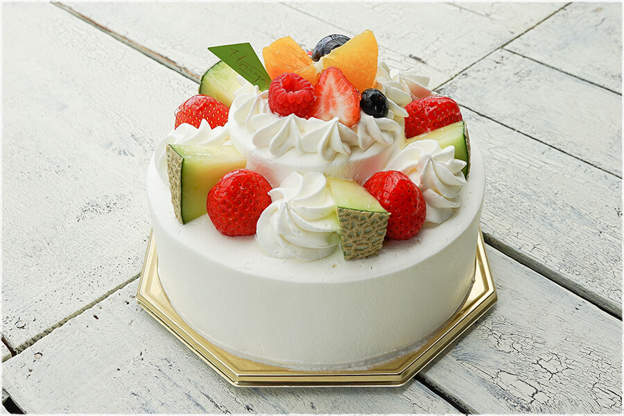 菓志工房うすながの生クリームデコ。旬のフルーツでデコレーションした誕生日ケーキ
