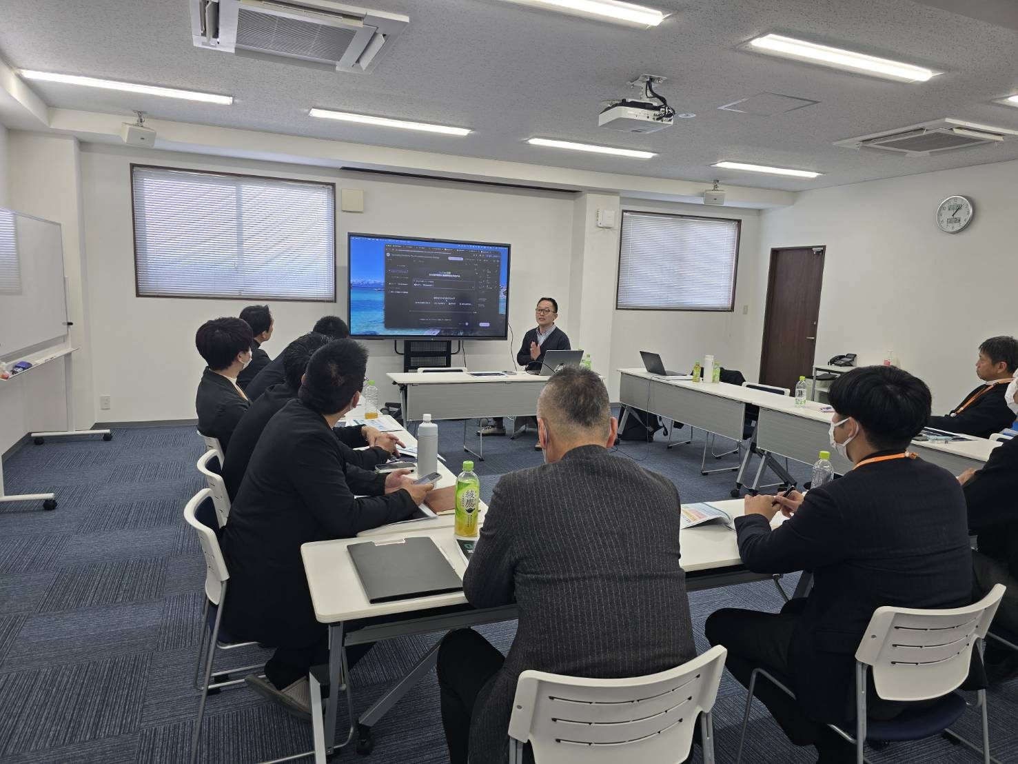 がだんだんのAI研修の様子。会議室で受講者がAIのデモを見ている