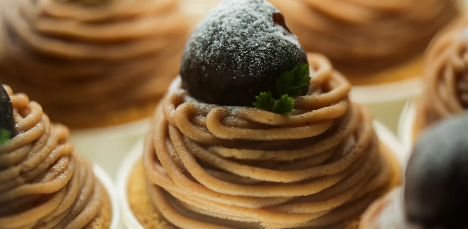 はなもも（熊本県玉名市のケーキ屋さん）のショーケースに並ぶケーキ