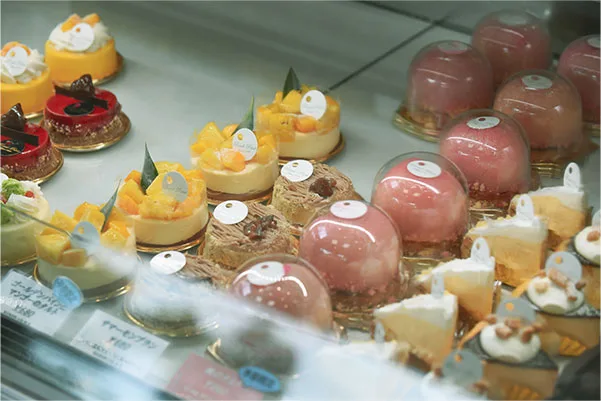 ロン・ポワンのショーケースに並ぶケーキ｜福岡市東区千早のケーキ屋さん